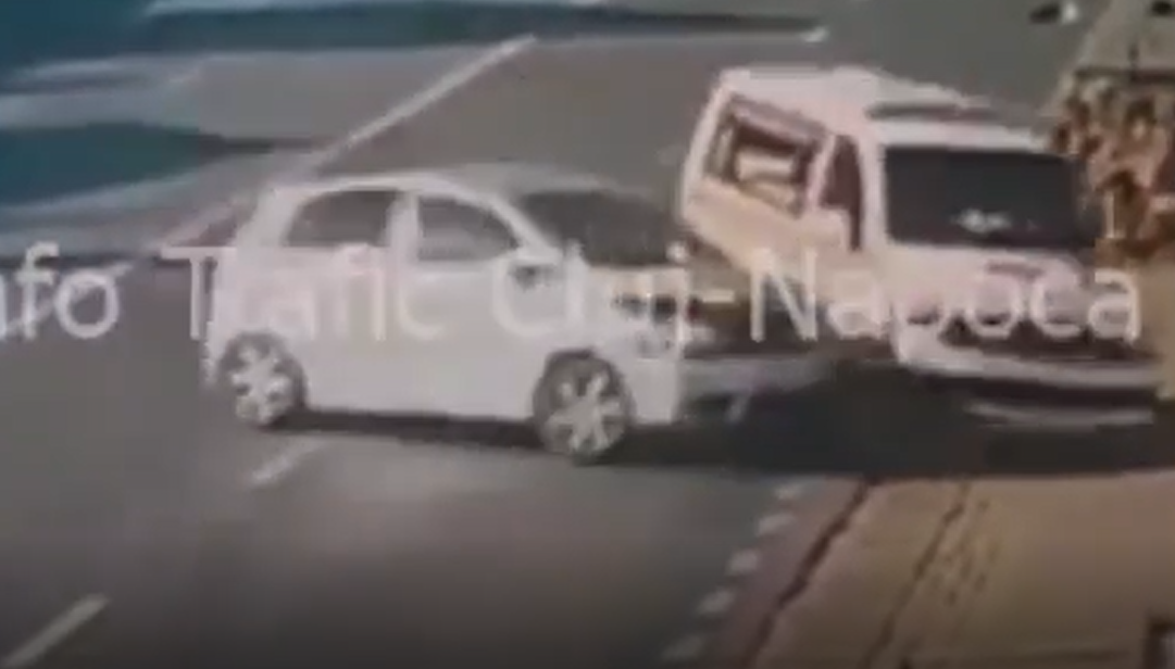 Accident între o mașină și o ambulanță