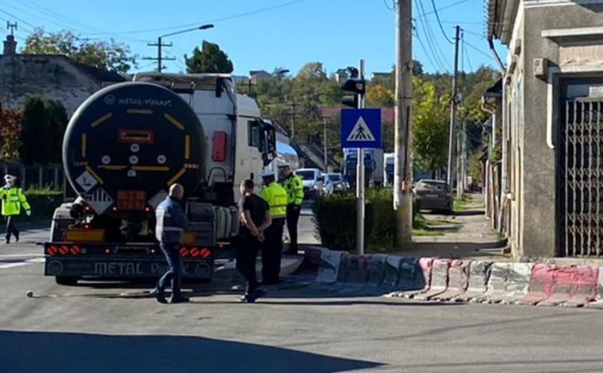 O bătrână de 78 de ani a fost lovită de o cisternă după ce a trecut pe culoarea roșie a semaforului/ Foto: turdanews.net