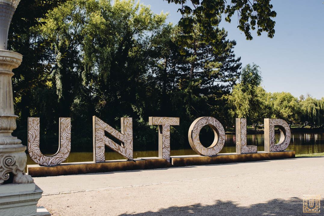 Untold organizează