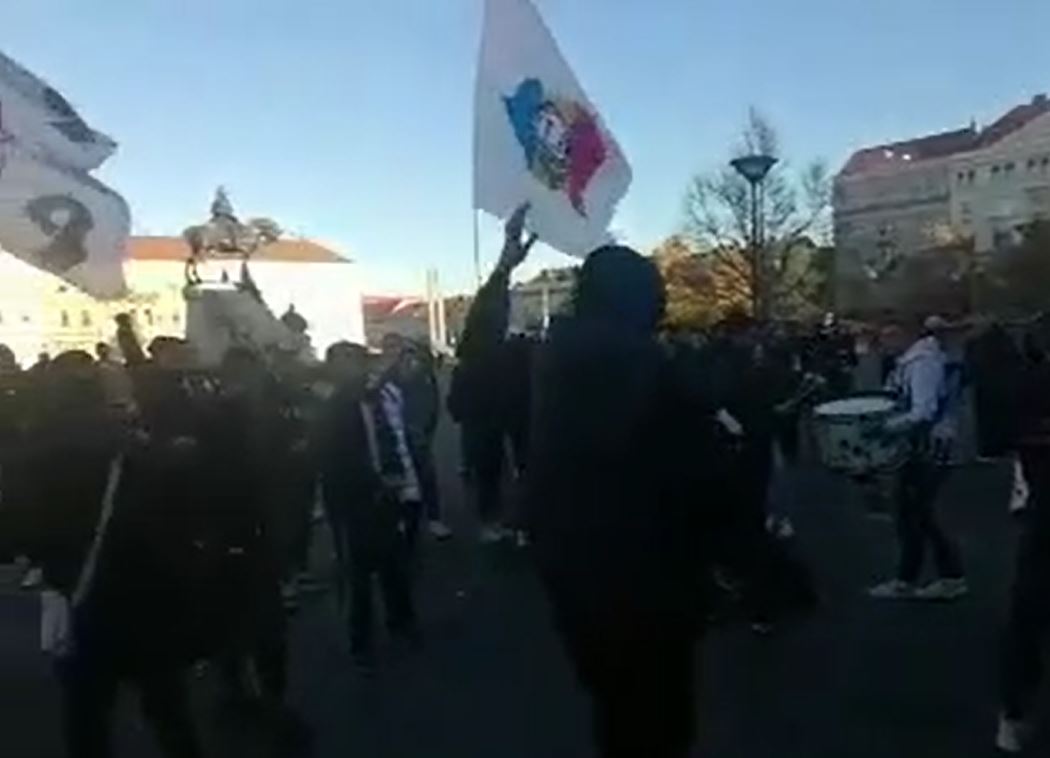 Suporterii „U” Cluj au ieșit cu steaguri și tobe în Piața Unirii
