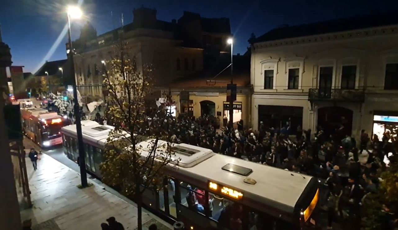 „Șepcile rosii” au mărșăluit spre meciul dintre Universitatea Cluj și CFR CLUJ. Strada Memorandumului