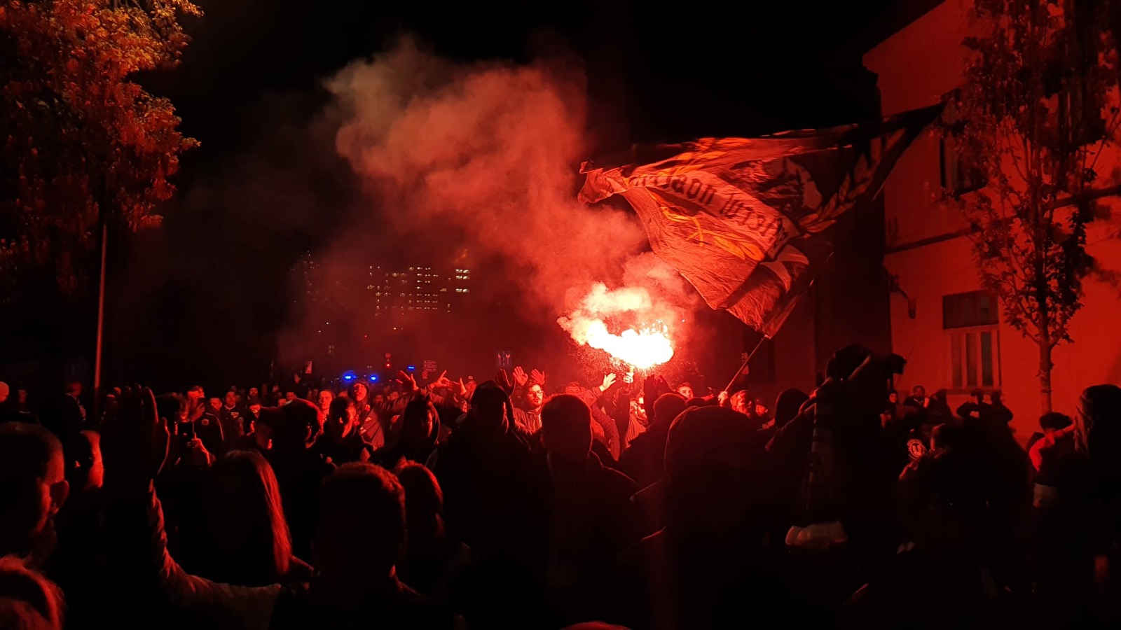 Șepciile roșii” au pornit într-un marș incendiar