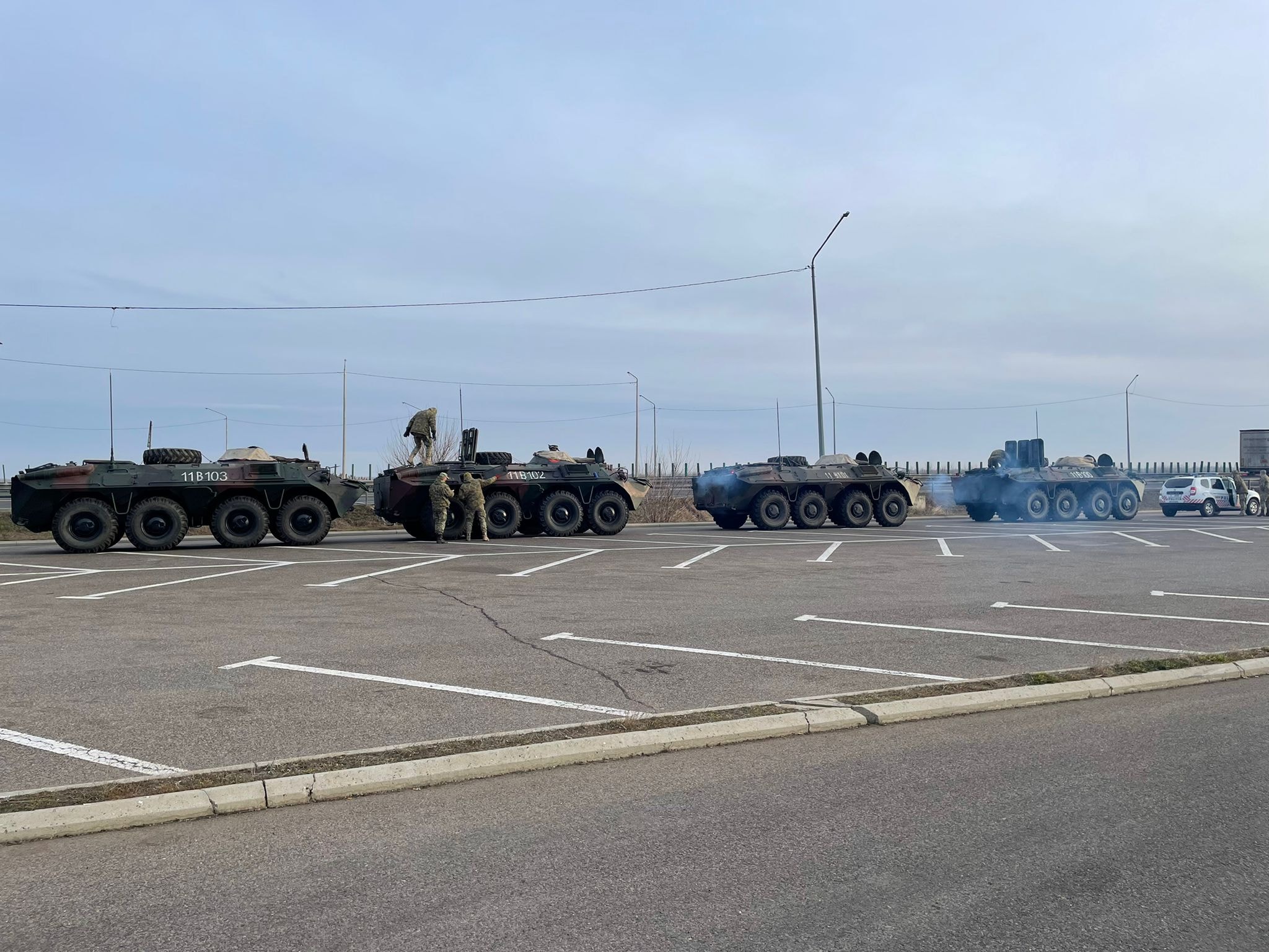 Un convoi de blindate militare franceze intră astăzi în țară