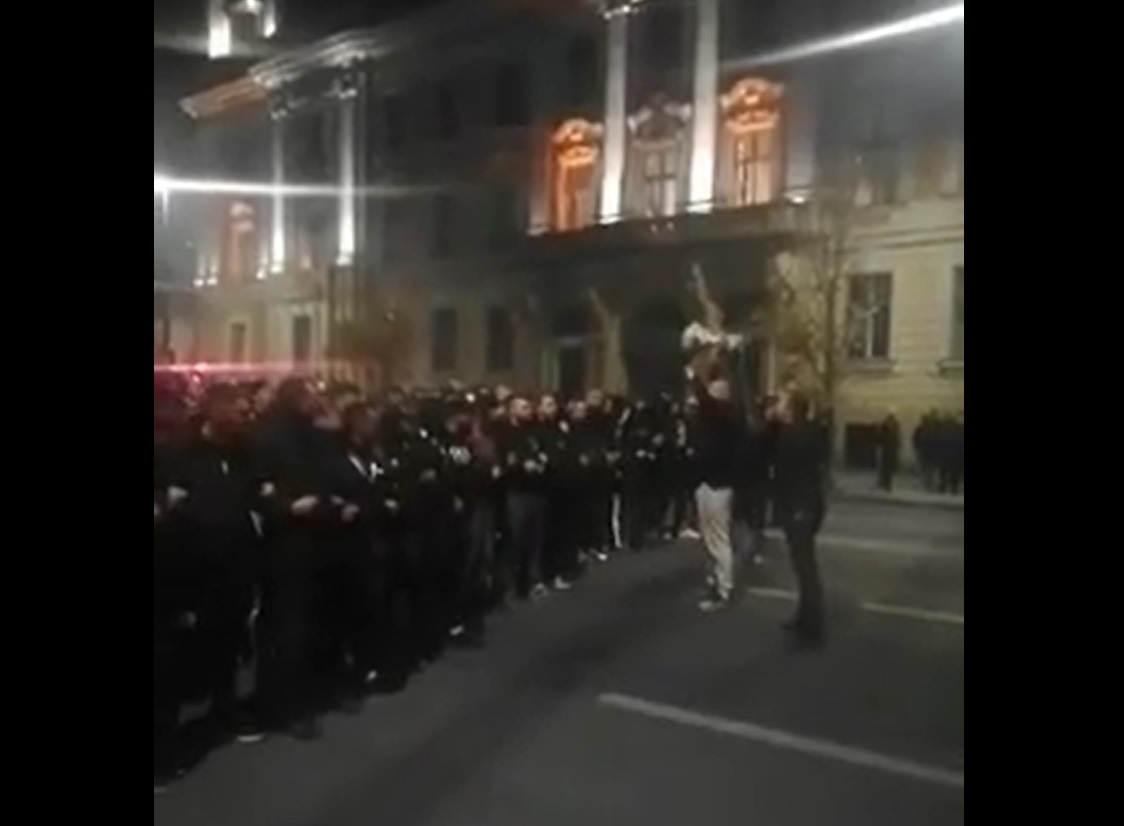 Sute de suporteri ai ”U” Cluj au luat-o „la pas” spre stadionul Cluj Arena. FOTO: Captură ecran