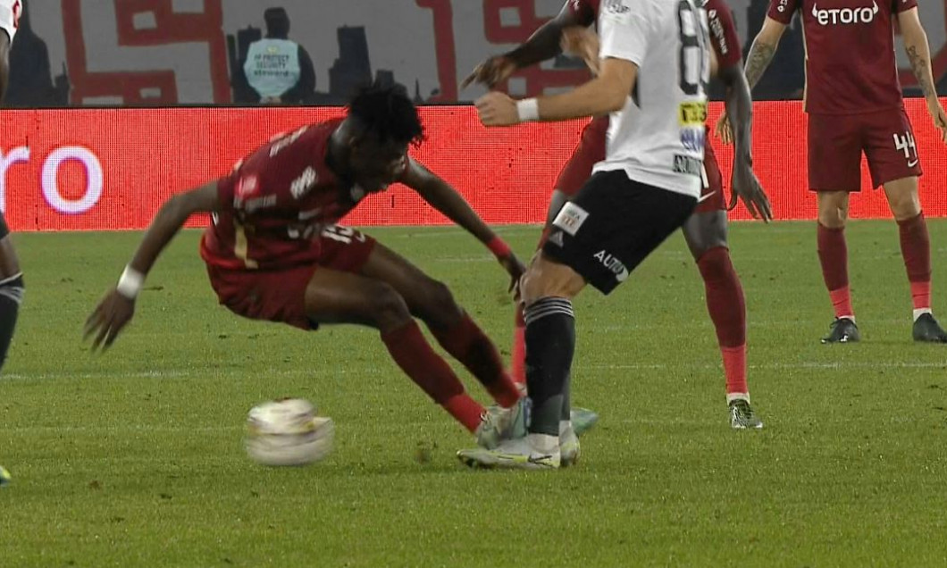 Momentul în care Yeboah putea fi eliminat în U Cluj - CFR Cluj 1-2 / Foto: captură Digi Sport