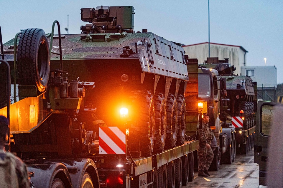 Două convoaie cu tehnică militară franceză au intrat