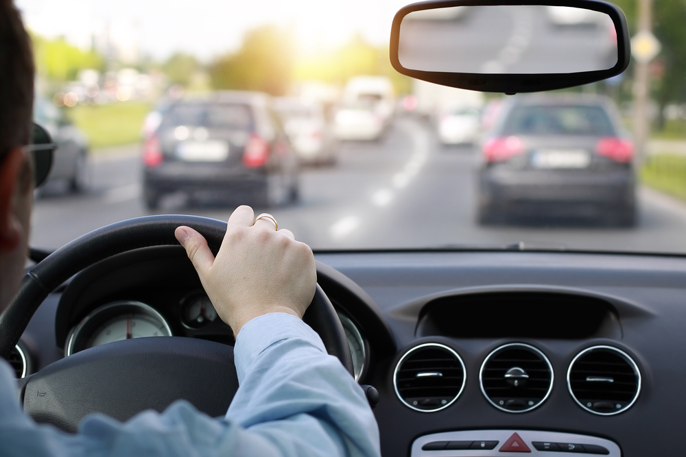 Bărbat la volan în trafic. Sursă foto depositphotos.com