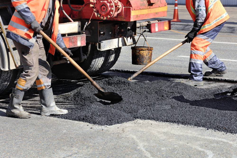 O  firmă de construcții și-a luat înapoi asfaltul proaspăt turnat de pe o stradă