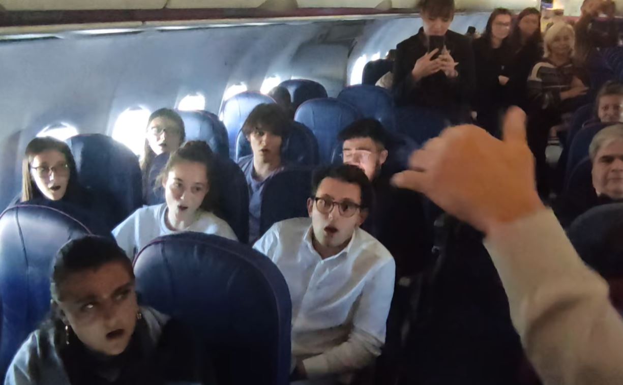 Câțiva elevi italieni au cântat Divina comedia a lui Dante în avion / Foto: Facebook - captură ecran - Alberto Macri