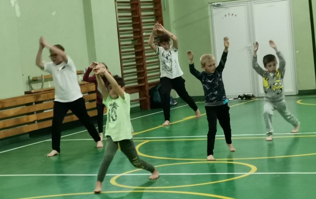 în imagine: copii în sala de sport/ sursa: Ministerul Sportului Facebook.com