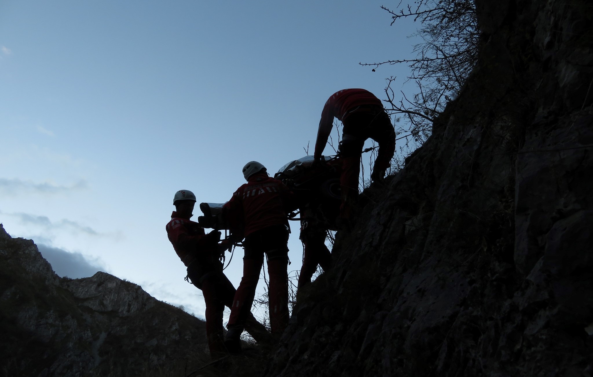Un cioban de 74 de ani plecat de la o stână din Munţii Maramureşului în cursul zilei de duminică a fost găsit decedat de salvatorii montani