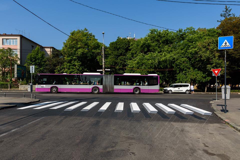 în imagine: trecere de pietoni cu marcaj orizontal 3D Cluj-Napoca/ sursa: Emil Boc Facebook.com