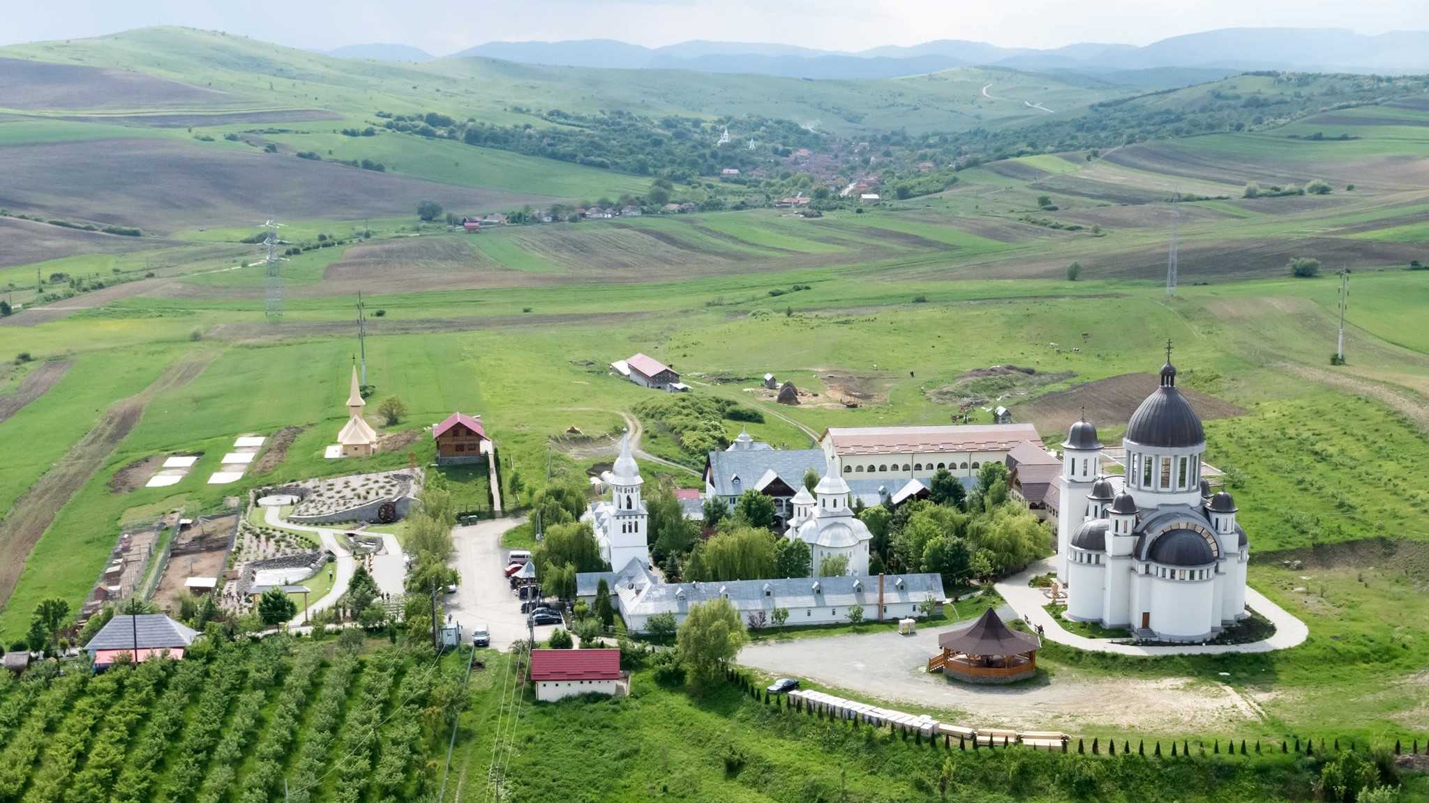 Voluntarii CERT Transilvania vor să le ofere momente de fericire și mișcare copiilor abandonați care sunt îngrijiți la Mănăstirea Dumbrava / Foto: basilica.ro