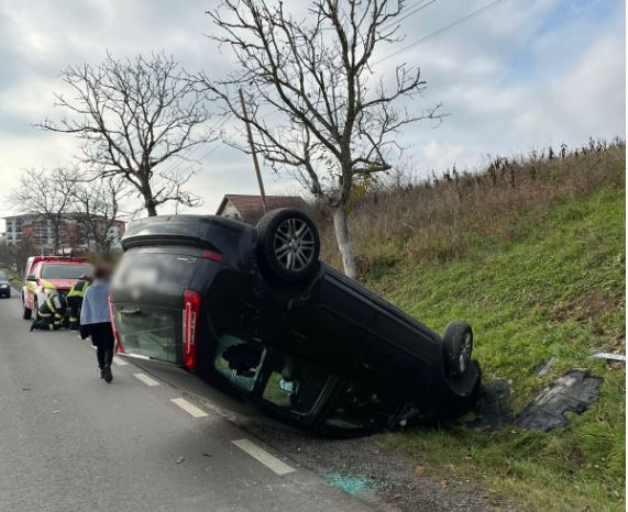 O tânără de 20 de ani s-a răsturnat cu mașina în afara localității Apahida/ Foto: IPJ Cluj