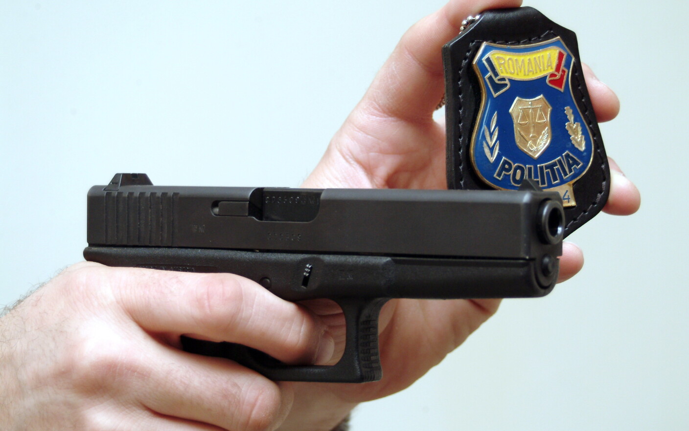 Armă polițist. sursă foto știrileprotv.ro