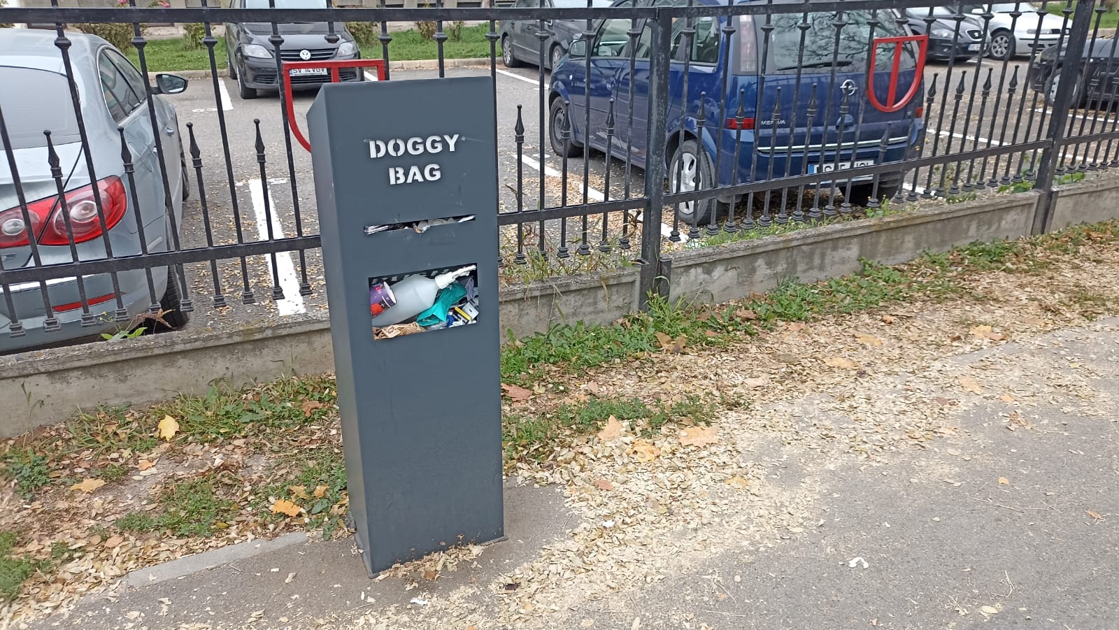 în imagine: Coș de gunoi cu dispenser de pungi pentru câini