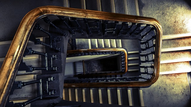 Un bărbat în vârstă de 49 de ani a fost transportat la spital după ce a căzut pe scări într-un imobil aflat în construcții pe Soporului/ FOTO: pixabay.com