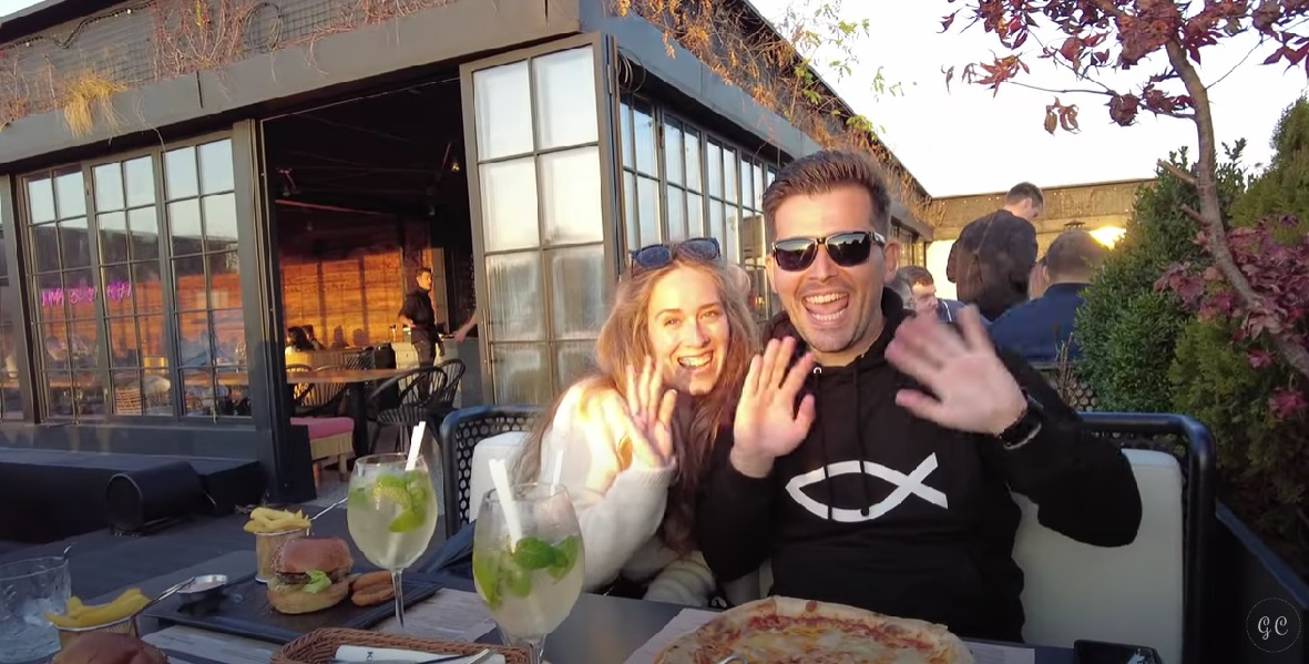 Claire și George la un restaurant din Cluj. Sursă foto: captură video Youtube