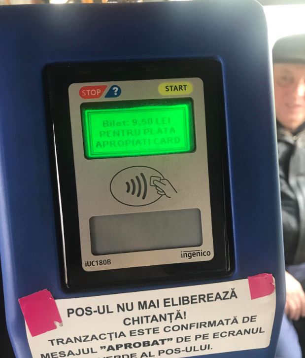Un POS dintr-un autobuz care circulă pe linia urbană 21 taxează călătorii cu 9