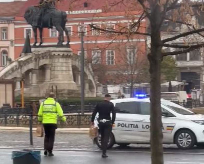 Polițiștii locali au parcat ilegal și au lăsat girofarurile pornite