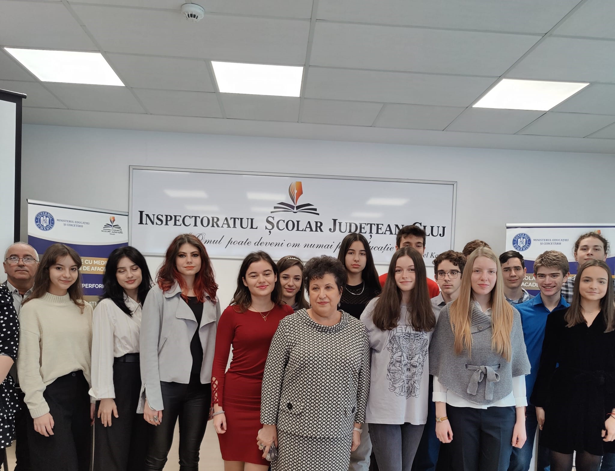 Elevii de 10 ai Clujului și inspectorul școlar general al județului Cluj / Foto: IȘJ Cluj
