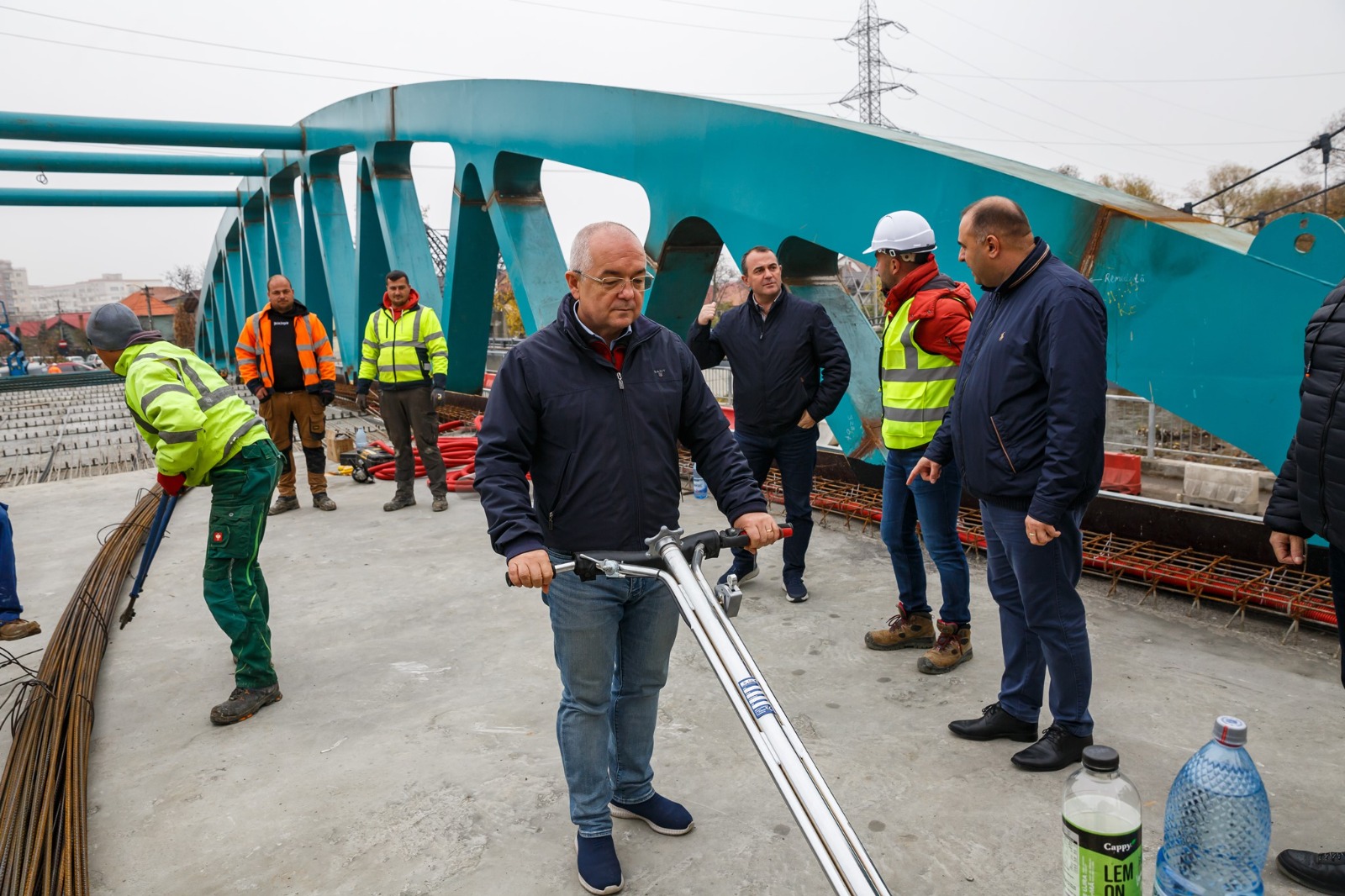 Emil Boc pe șantierul Podului Porțelanului. Sursă foto Facebook Emil Boc