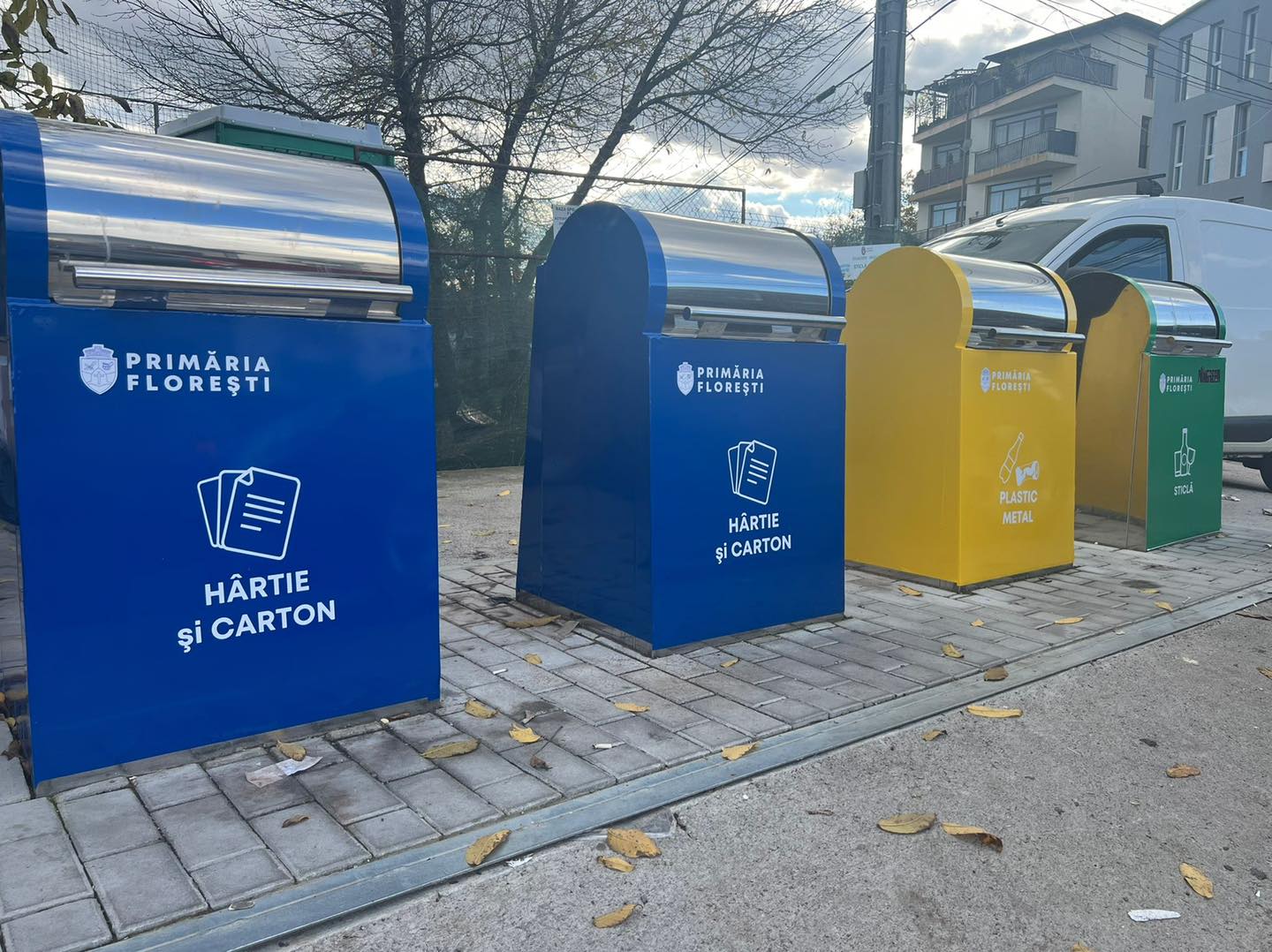 Primele platforme dotate cu containere subterane pentru colectare selectivă au fost montate în mai multe zone din Florești/ FOTO: Bogdan Pivariu/Facebook