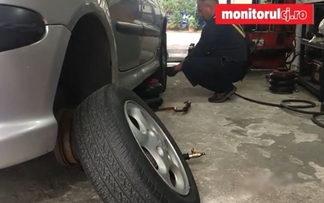 Montarea anvelopelor de iarnă la o firmă din Cluj-Napoca / Foto: monitorulcj.ro