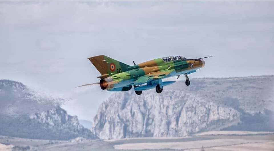 Două MIG-uri de la Baza Aeriană din Câmpia Turzii au escortat avionul civil care a zburat pe ruta Poznan - Tel Aviv și la bordul căruia se afla o alertă cu bombă/ FOTO: MApN/Facebook