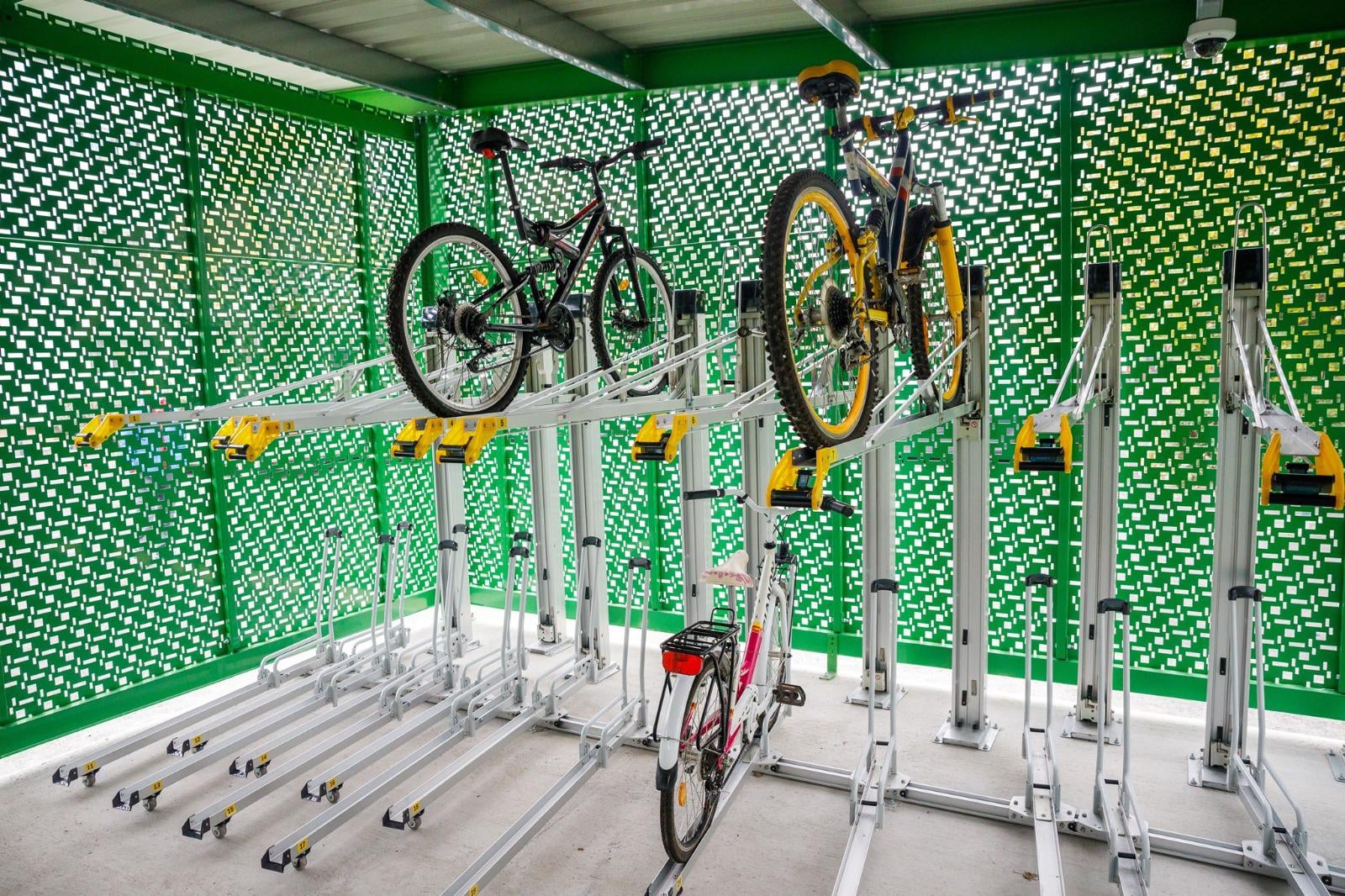 Noi parcări securizate de biciclete