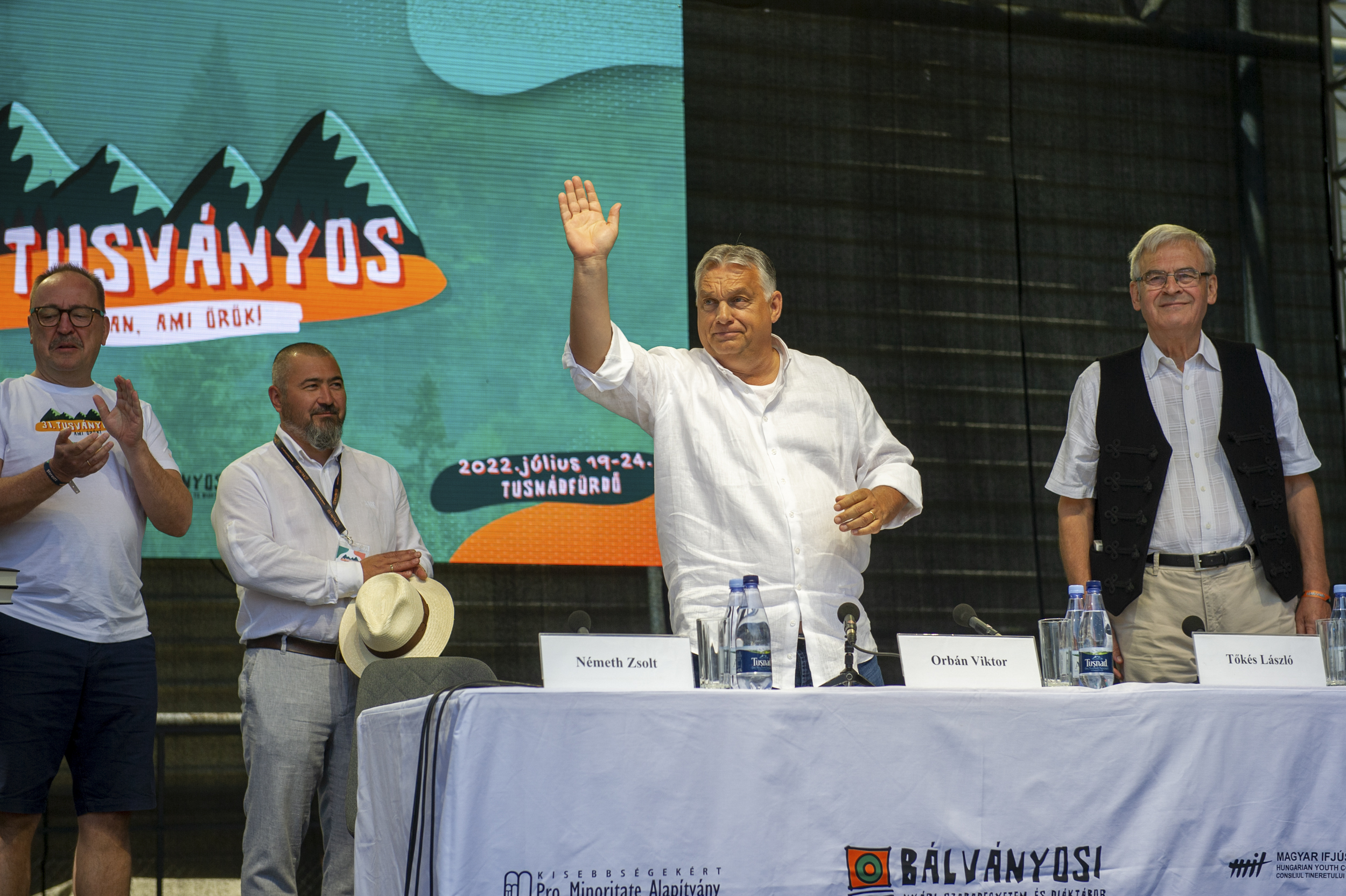 Viktor Orban (C) si Laszlo Tokes (D) au participat la lucrarile universitatii de Vară