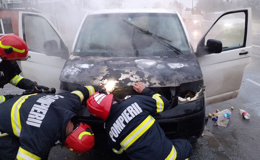 Incendiu la o mașină pe Calea Florești / Foto: ISU Cluj