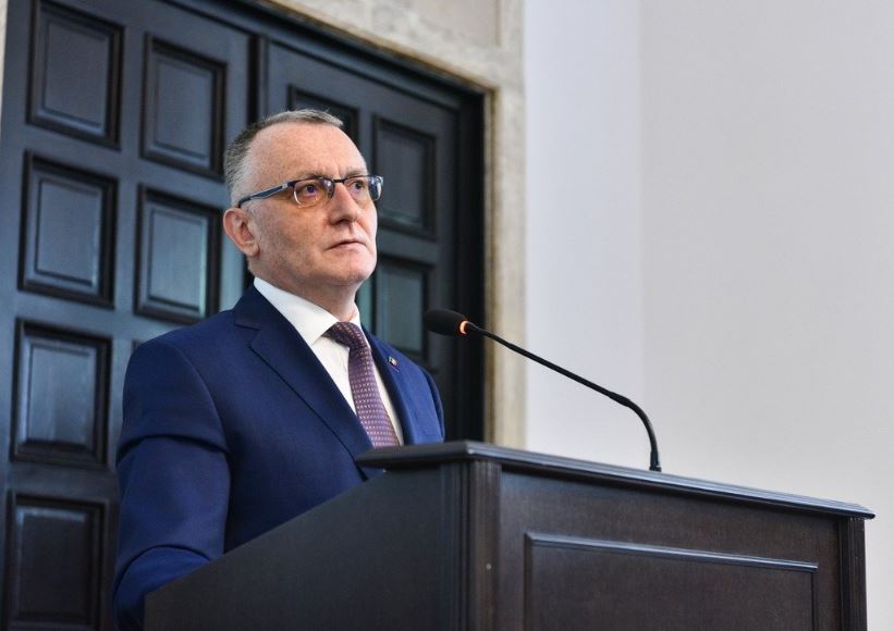 în imagine: Sorin Cîmpeanu