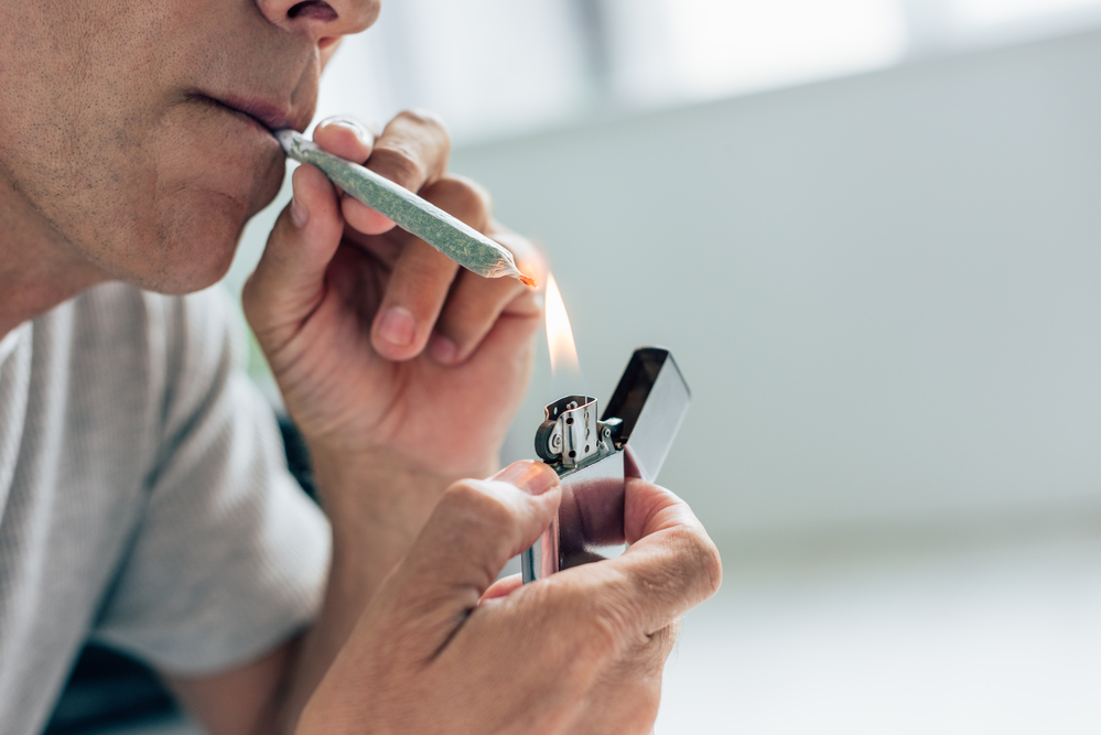 Bărbat care fumează marijuana / Foto: depositphotos.com