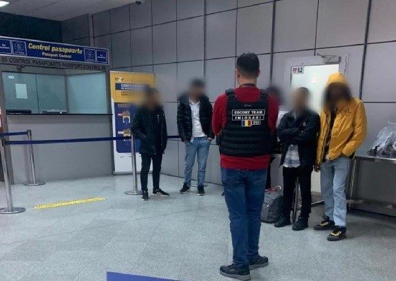 Şase bărbaţi şi o femeie din Turcia şi Nepal au fost scoşi din ţară