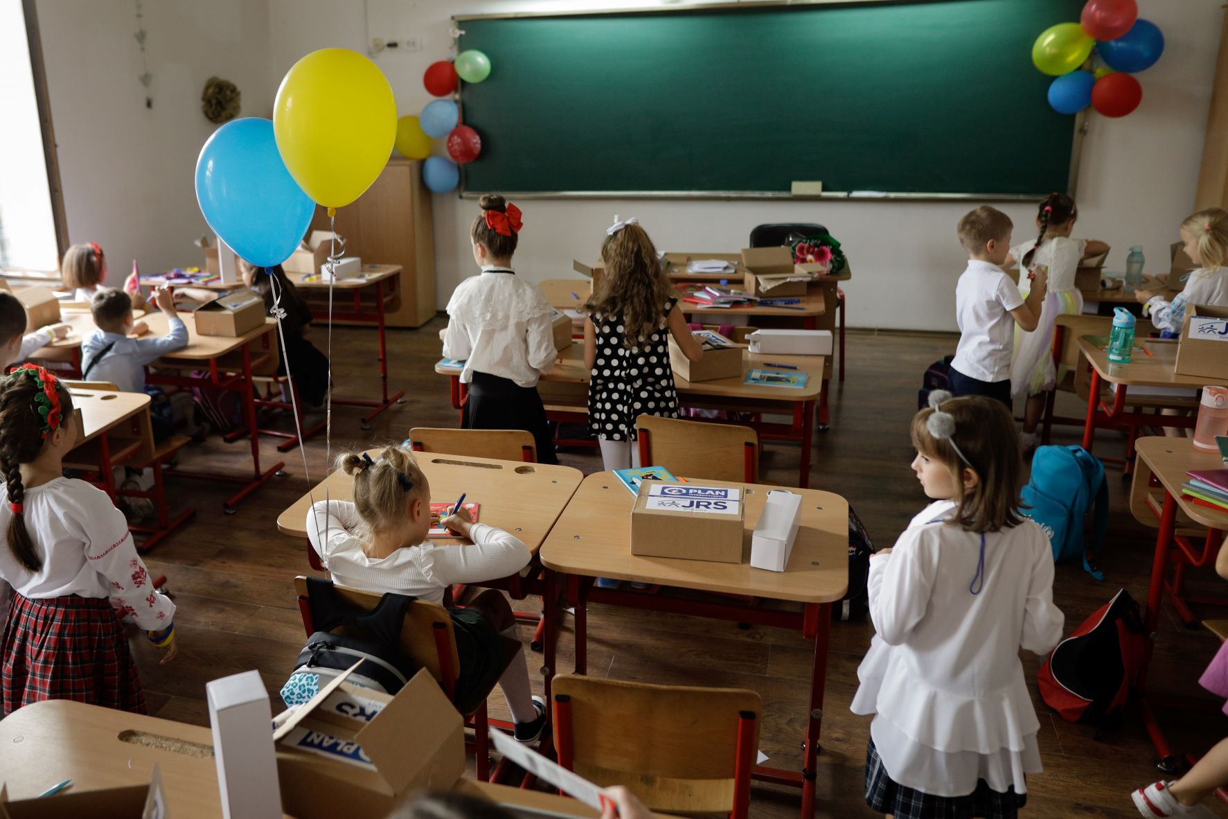 Profesorii încă le cer bani elevilor pentru cretă