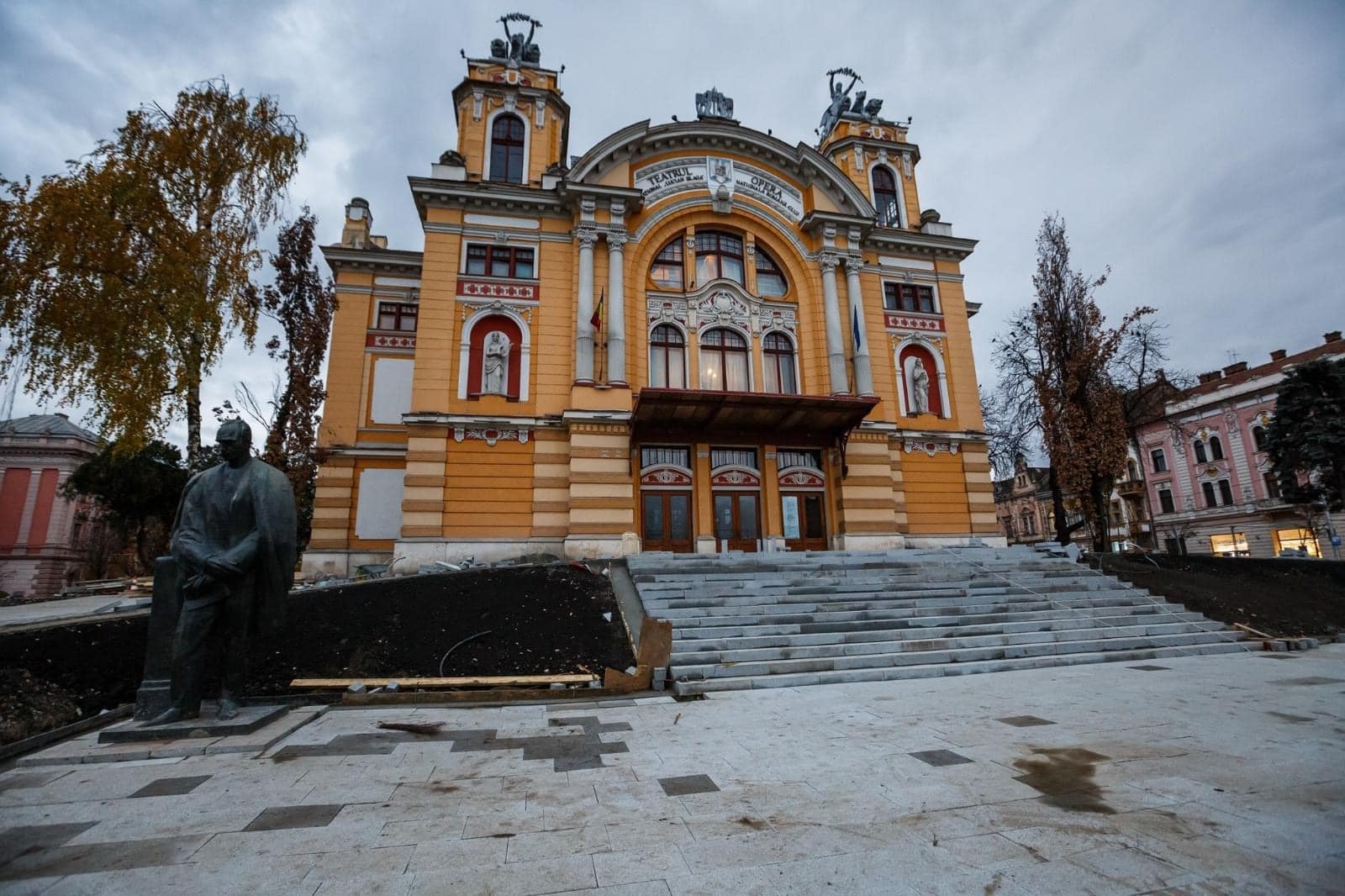 Lucrările din fața Teatrului Național vor fi finalizate până la 1 Decembrie. FOTO: Facebook/ Emil Boc