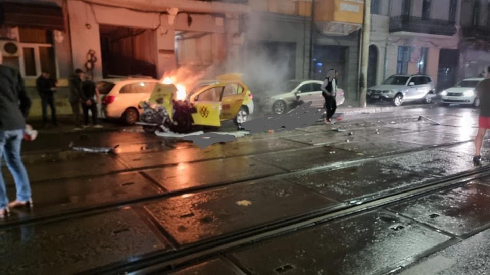 Un taximetrist a murit și patru clienți au fost grav răniți