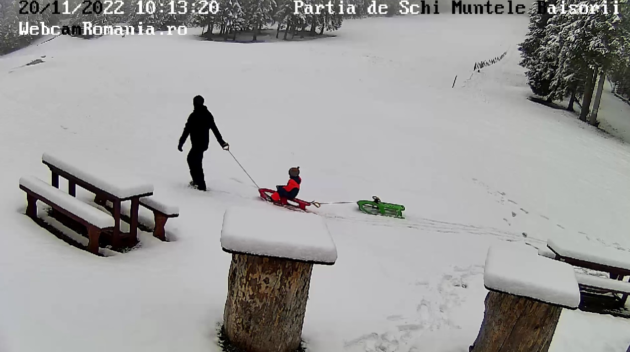 Prima zi la săniuș. A nins la Băișoara. FOTO: Captură ecran