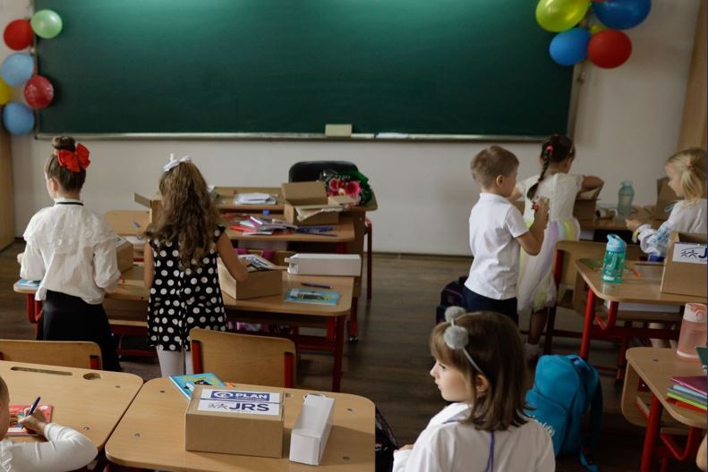 Profesorii încă le cer bani elevilor pentru cretă