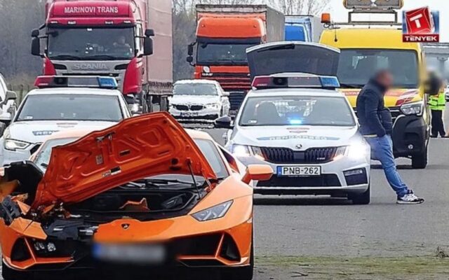 O maşină de lux înmatriculată în România a provocat un accident pe o autostradă din Ungaria/Foto: delmagyar.hu