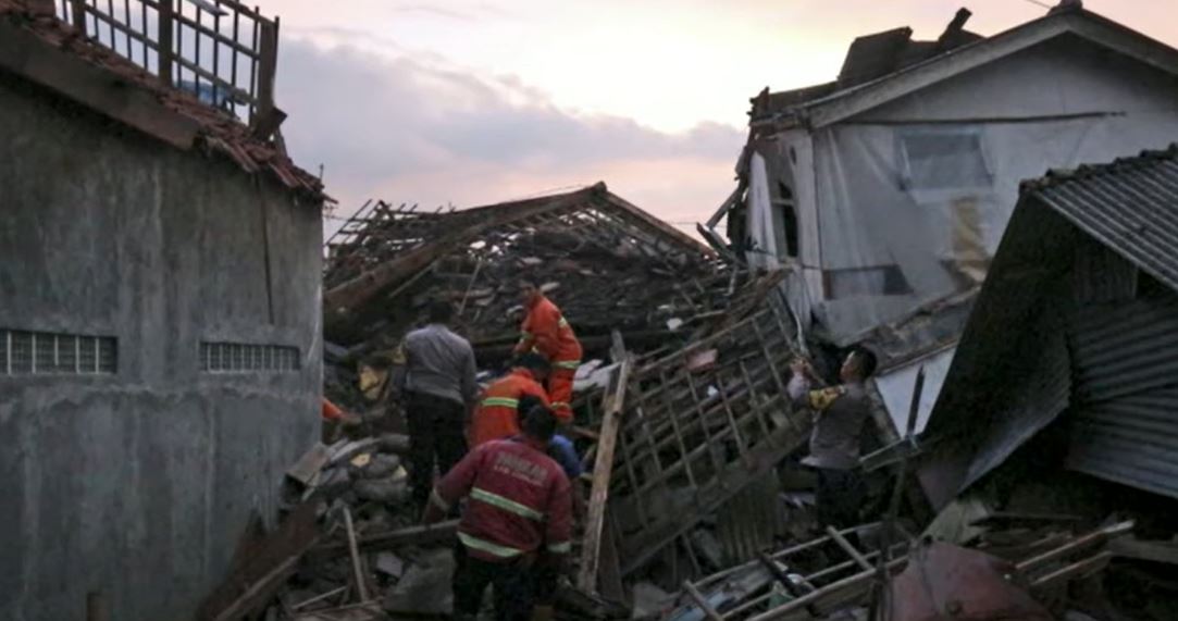 Un băieţel în vârstă de 6 ani a fost salvat de sub dărâmături la două zile după seismul teribil din Indonesia