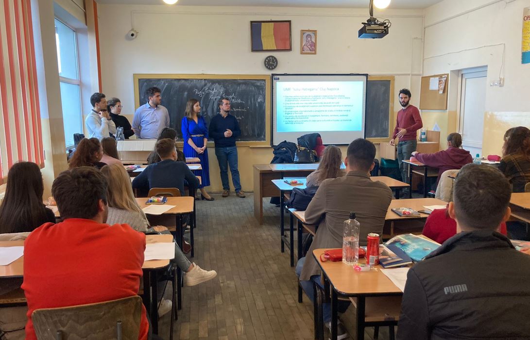 Câțiva profesori și studenți de la UMF Cluj s-au întâlnit cu liceeni din mediul rural pentru a-i informa despre oportunitățile pe care universitatea le poate oferi / Foto: UMF „Iuliu Hațieganu” Cluj-Napoca - Facebook