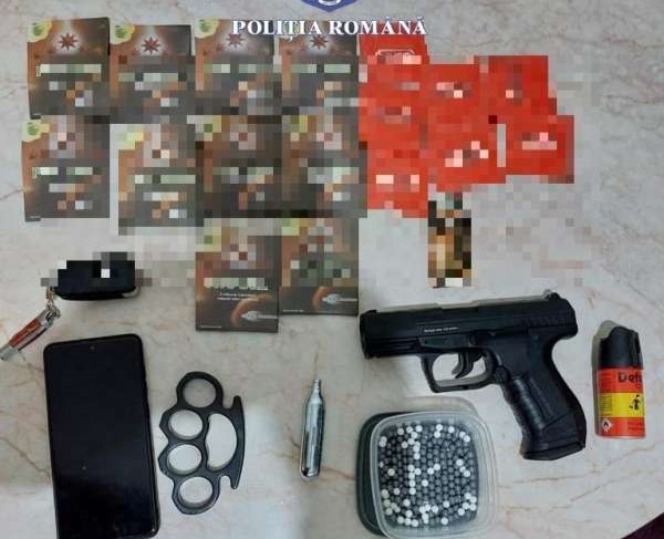 Un bărbat din Baia Mare a fost reţinut de către poliţişti după ce ar fi obligat o tânără de 27 de ani să se prostitueze şi i-ar fi ţinut fiica