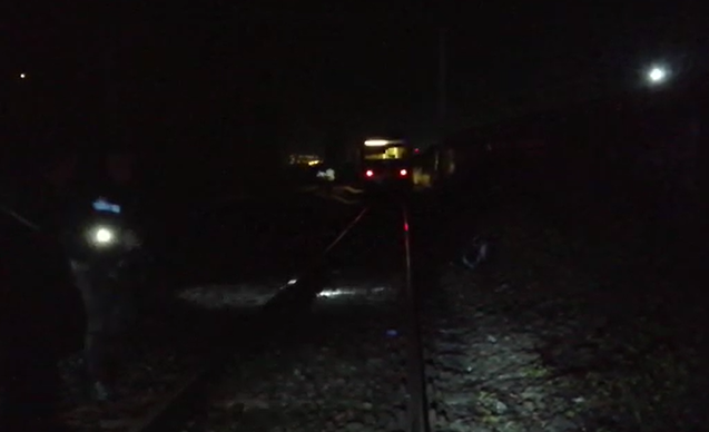 Un bărbat a fost transportat de urgență la spital după ce a fost lovit de un tren pe strada Kovari Laszlo din Cluj-Napoca/ FOTO: captură ecran video ISU Cluj