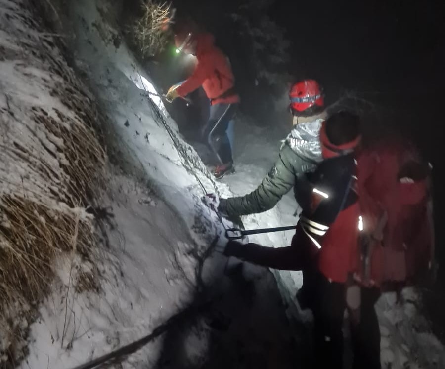 Doi tineri au rămas blocaţi pe Valea Caraimanului