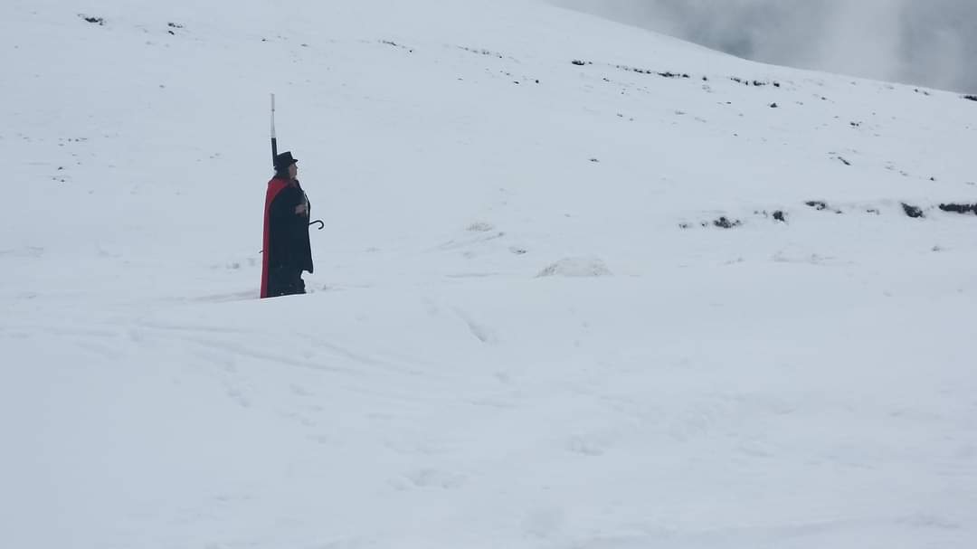Un turist străin îmbrăcat cu pelerină și joben a încercat să ajungă la Vârful Omu/ FOTO: Salvamont Busteni/Facebook
