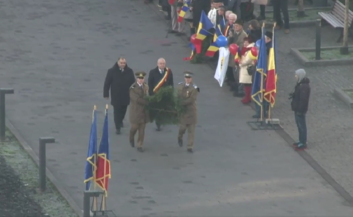 Depuneri de coroane și jerbe de flori. FOTO: Captură ecran
