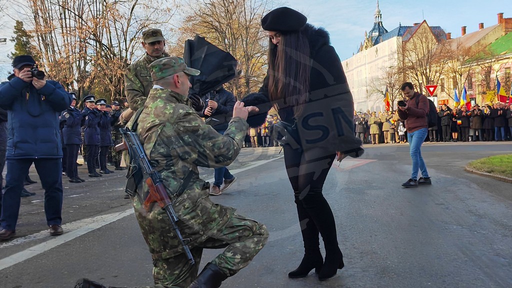 Cerere în căsătorie la parada de 1 Decembrie. FOTO: Presa SM