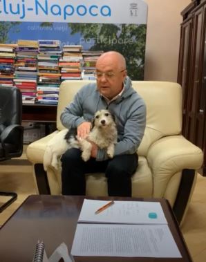 Un cățeluș pierdut a fost salvat de primarul Emil Boc/ captură foto Emil Boc Facebook